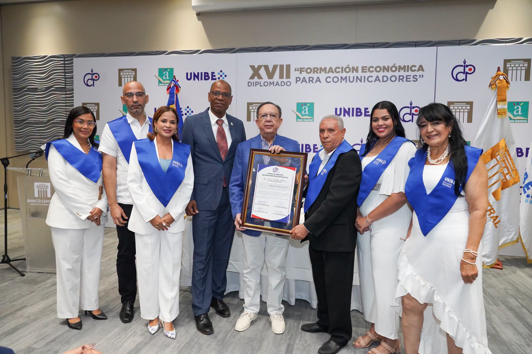 CDP reconoce a Héctor Valdez Albizu al clausurar XVII Diplomado de Formación Económica para Comunicadores