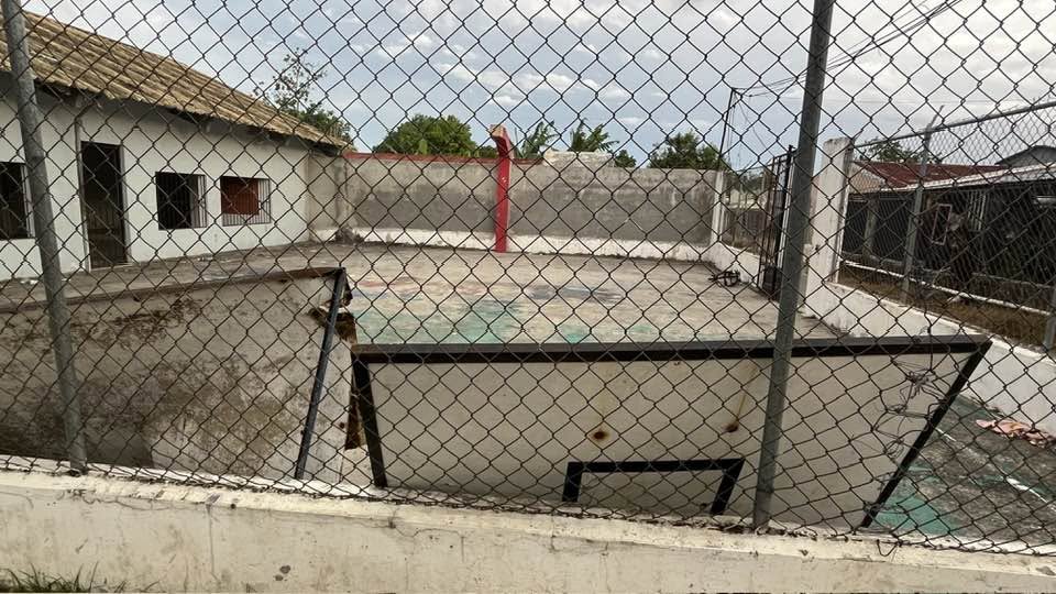 Exdiputado Carlos García denuncia abandono de instalaciones deportivas en Villa Dura