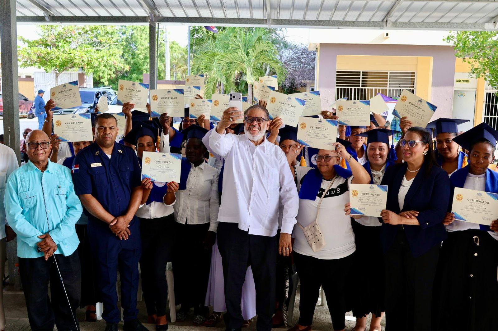 Decenas de mujeres se gradúan en curso en Barahona