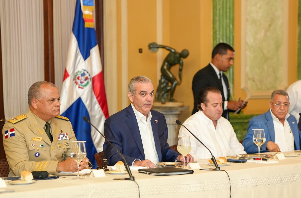 Abinader dice no permitirá que bandas Haití se acerquen a RD
