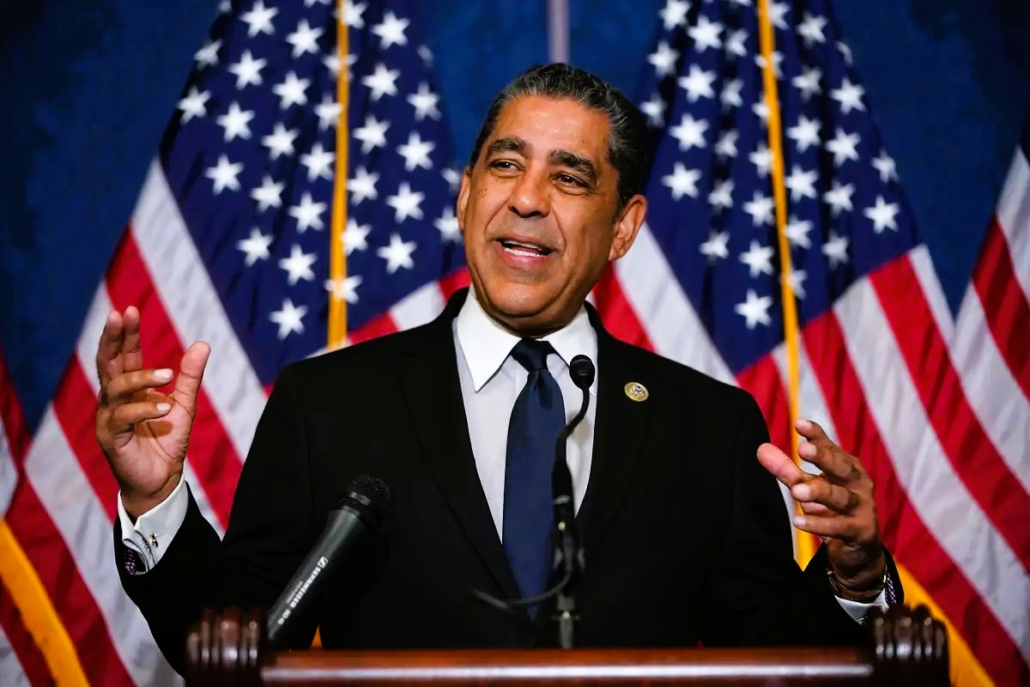 Encuesta proyecta ventaja para Adriano Espaillat en primarias