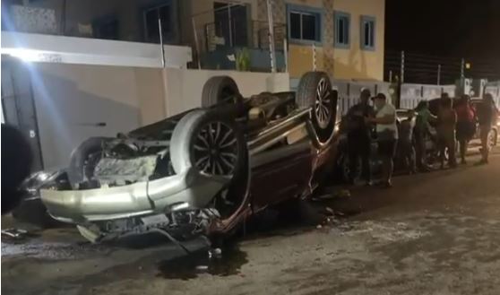 Jeepeta se vuelca tras impactar varios vehículos en Santiago