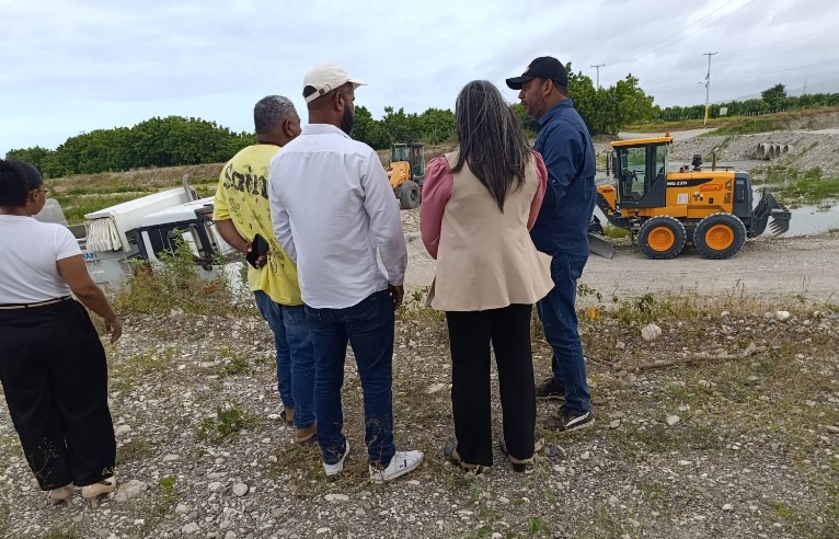 MOPC inicia construcción de paso provisional sobre el río Tábara para facilitar puente en Azua | De Último Minuto