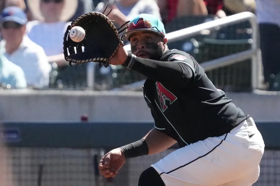 Arizona saca de su nómina de Grandes Ligas al veterano Carlos Santana