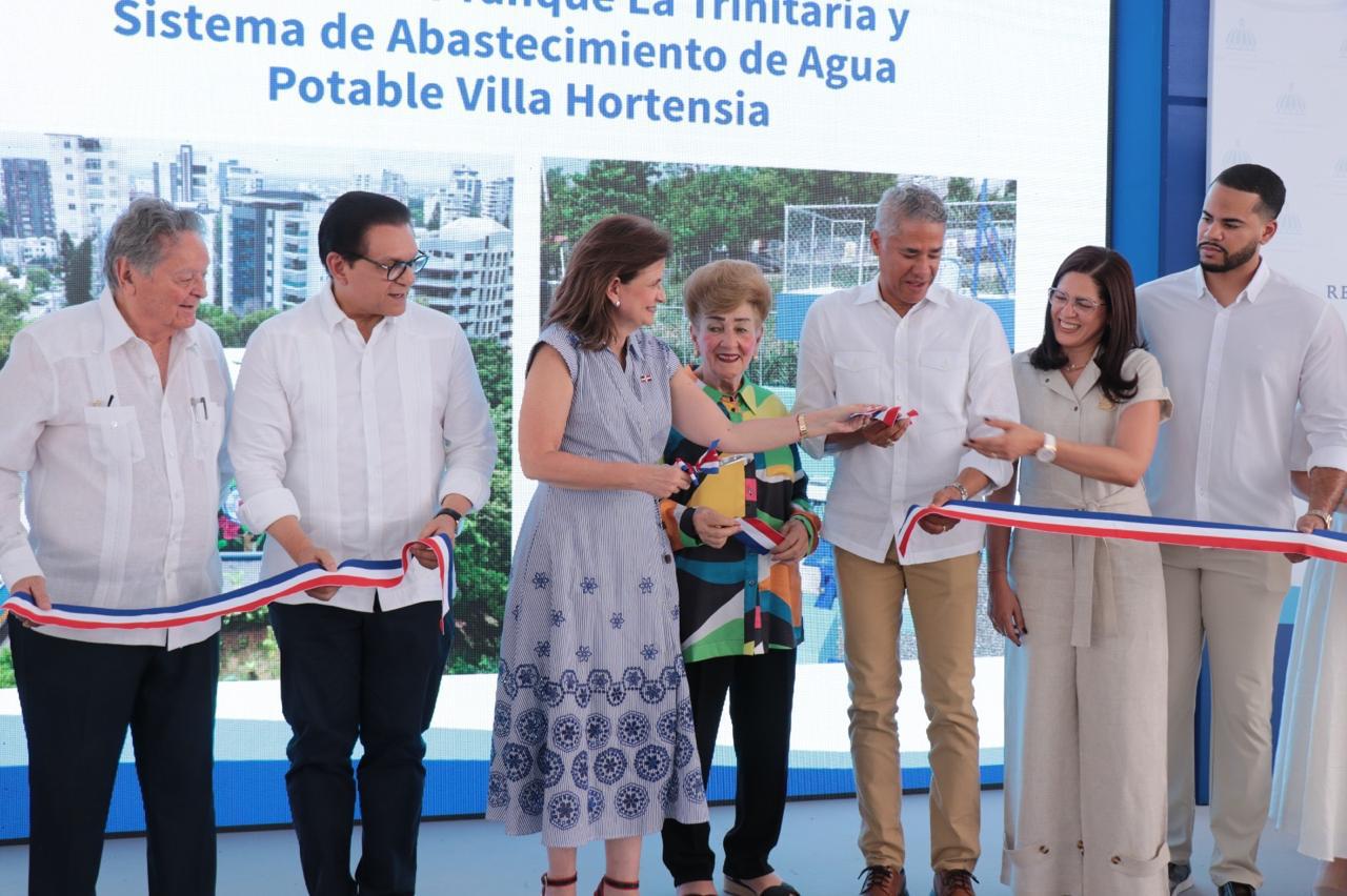 Raquel Peña inaugura en Santiago obras de agua potable