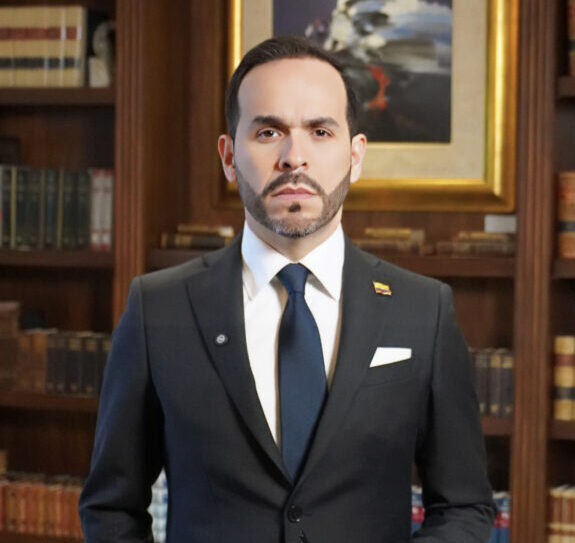 De la Espriella denuncia que grupos armados amenazan a quienes voten por él
