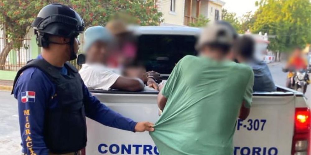 Migración detiene a 902 extranjeros y deporta a 800 durante operativos en zonas agrícolas