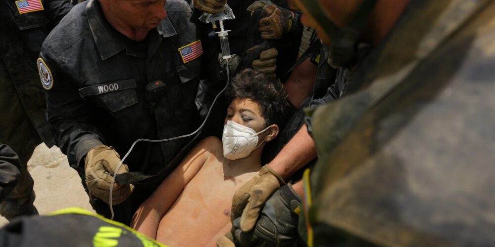 Rescatan joven tras terremotos en Venezuela; continúa la búsqueda de supervivientes