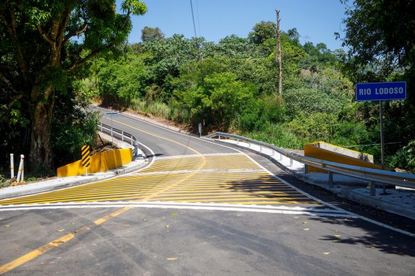Presidente Abinader inaugura carretera y aulas en Santiago
