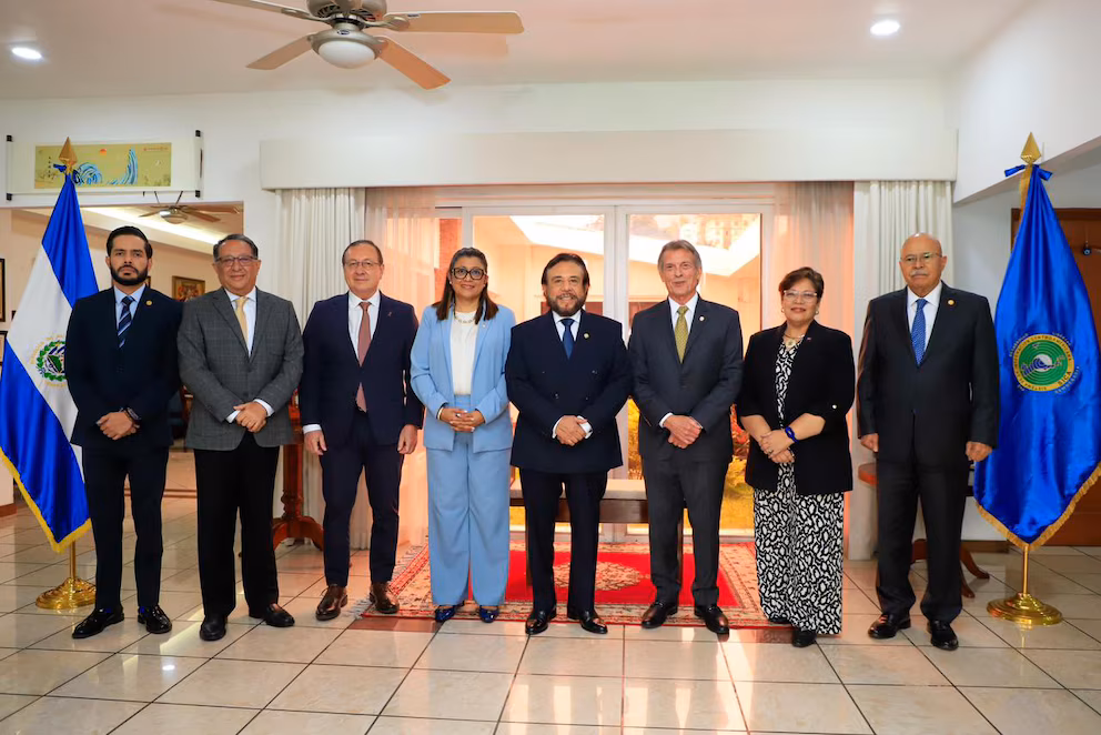El vicepresidente Félix Ulloa reúne en San Salvador