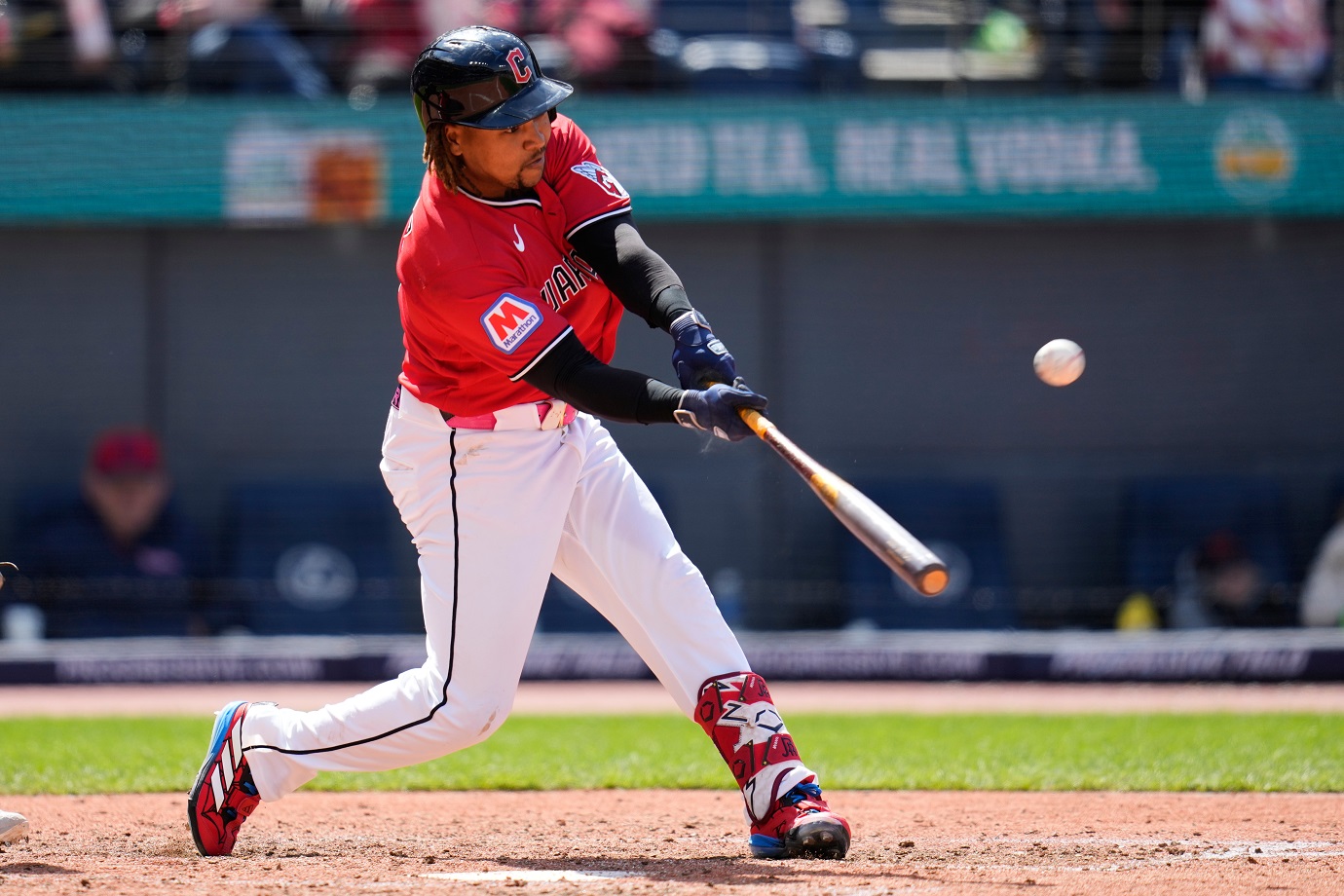 Agarre del bate hace aumentar las lesiones del hueso ganchoso en la MLB, como la que sufrió José Ramírez