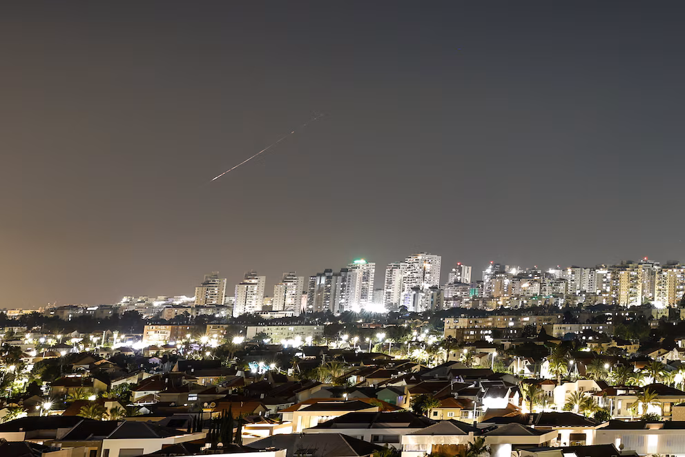 Irán lanza misiles y drones contra objetivos de EE. UU.