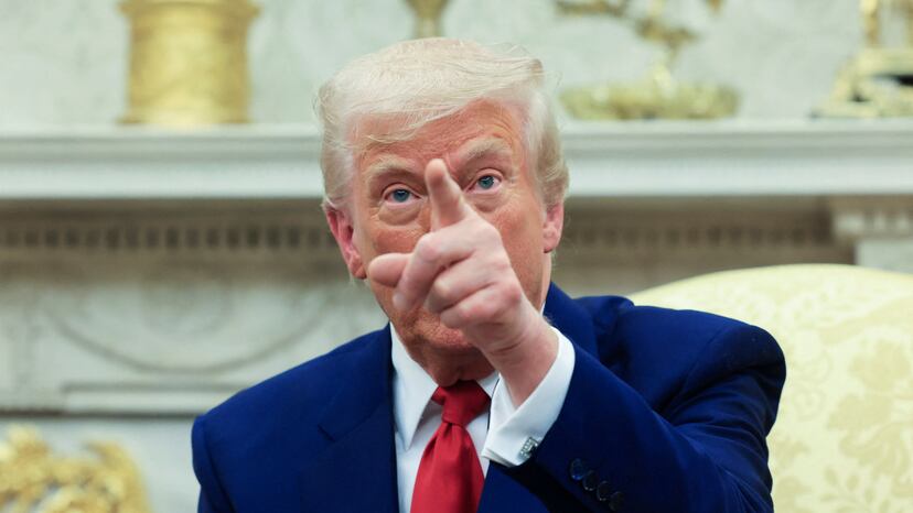 Trump anuncia que EE. UU. golpeará “duramente” a Irán