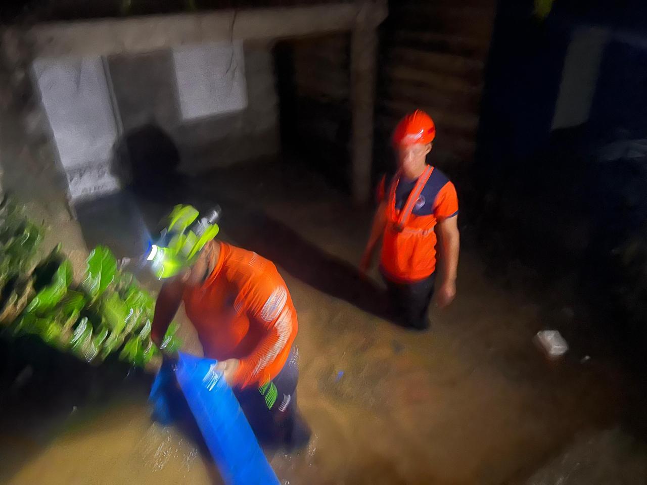 Santiago: Vehículos quedan sumergidos y viviendas se inundan