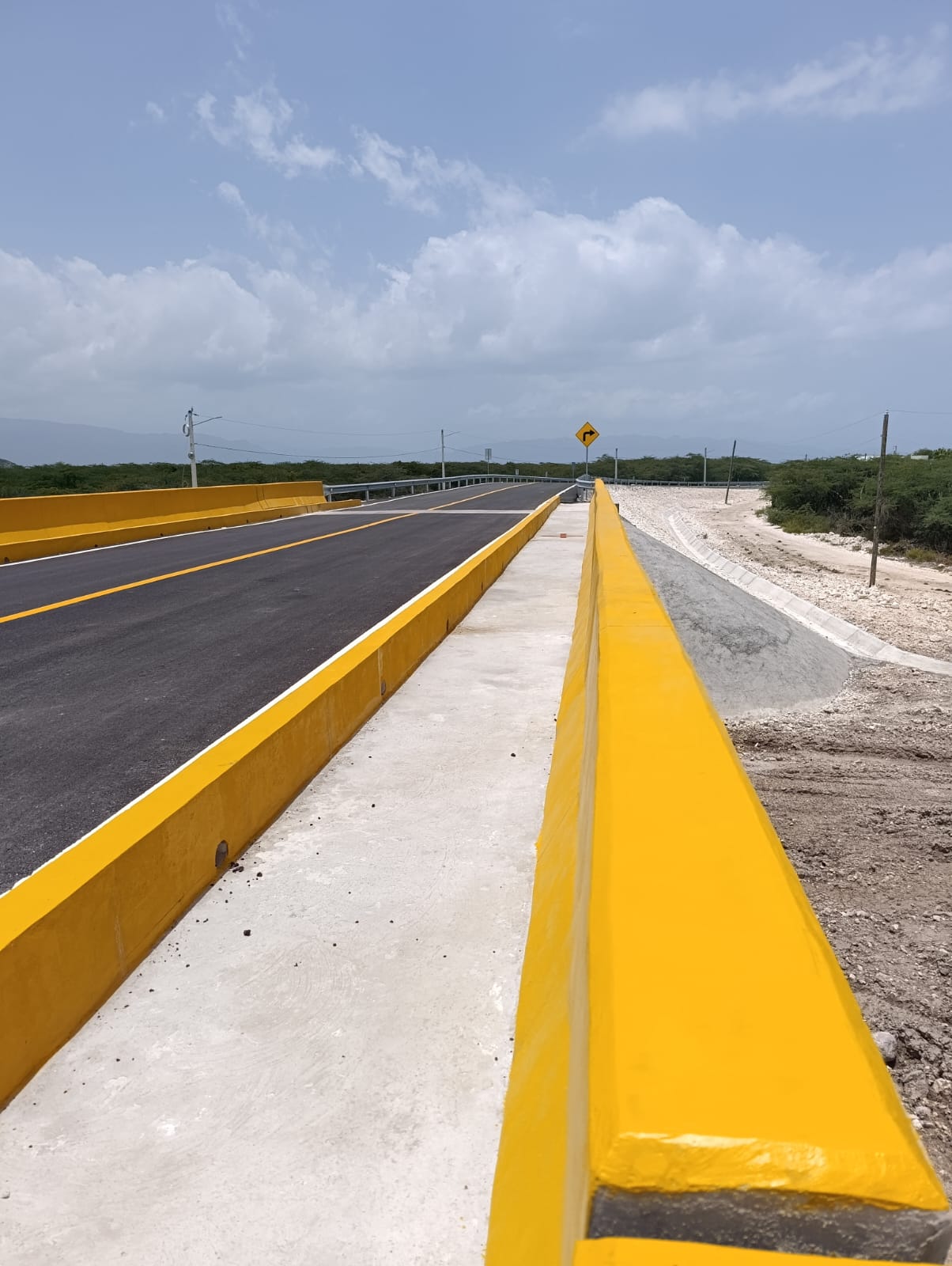 Nueva carretera y puente mejoran acceso a Playa Tortuguero