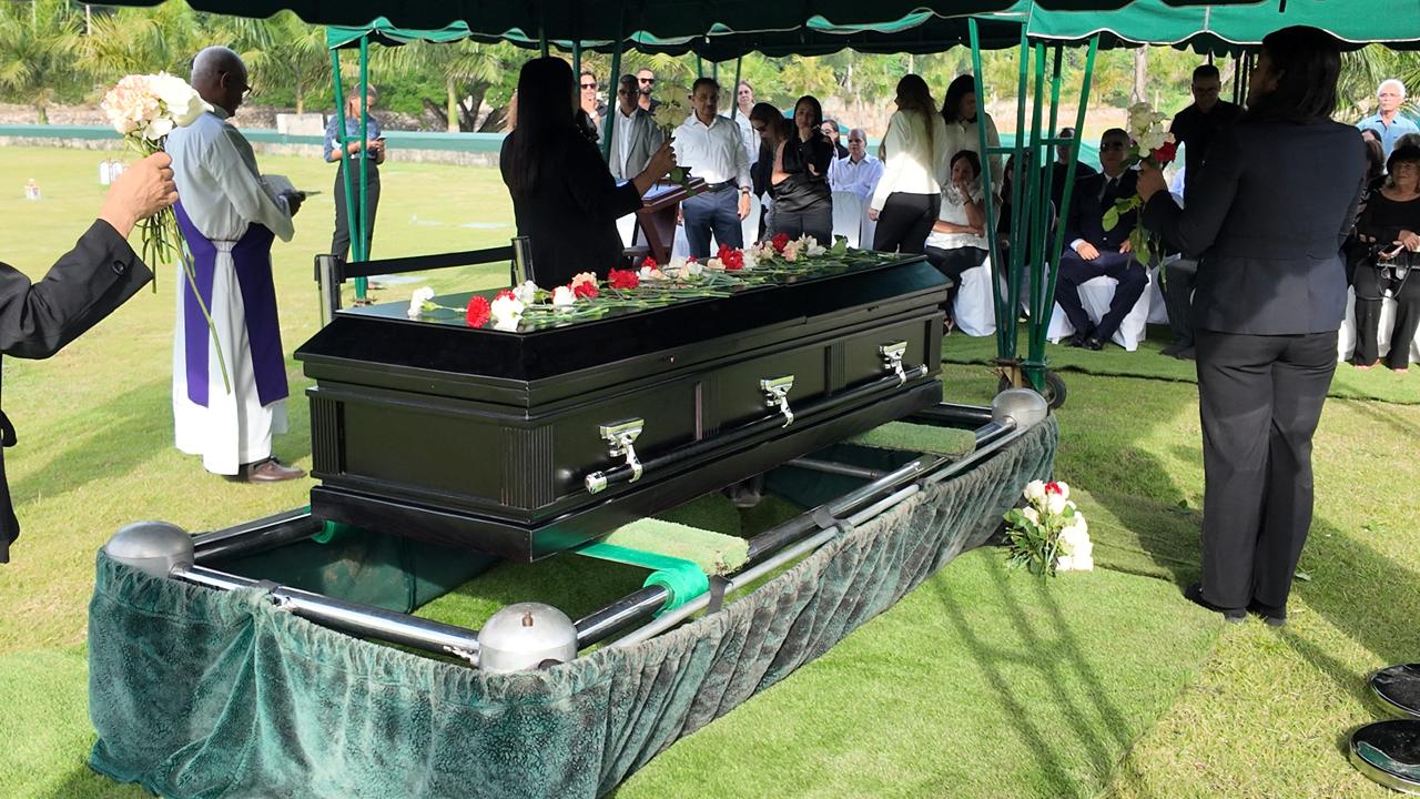 Entre lágrimas y muestras de dolor, sepultan a Iván Tejada