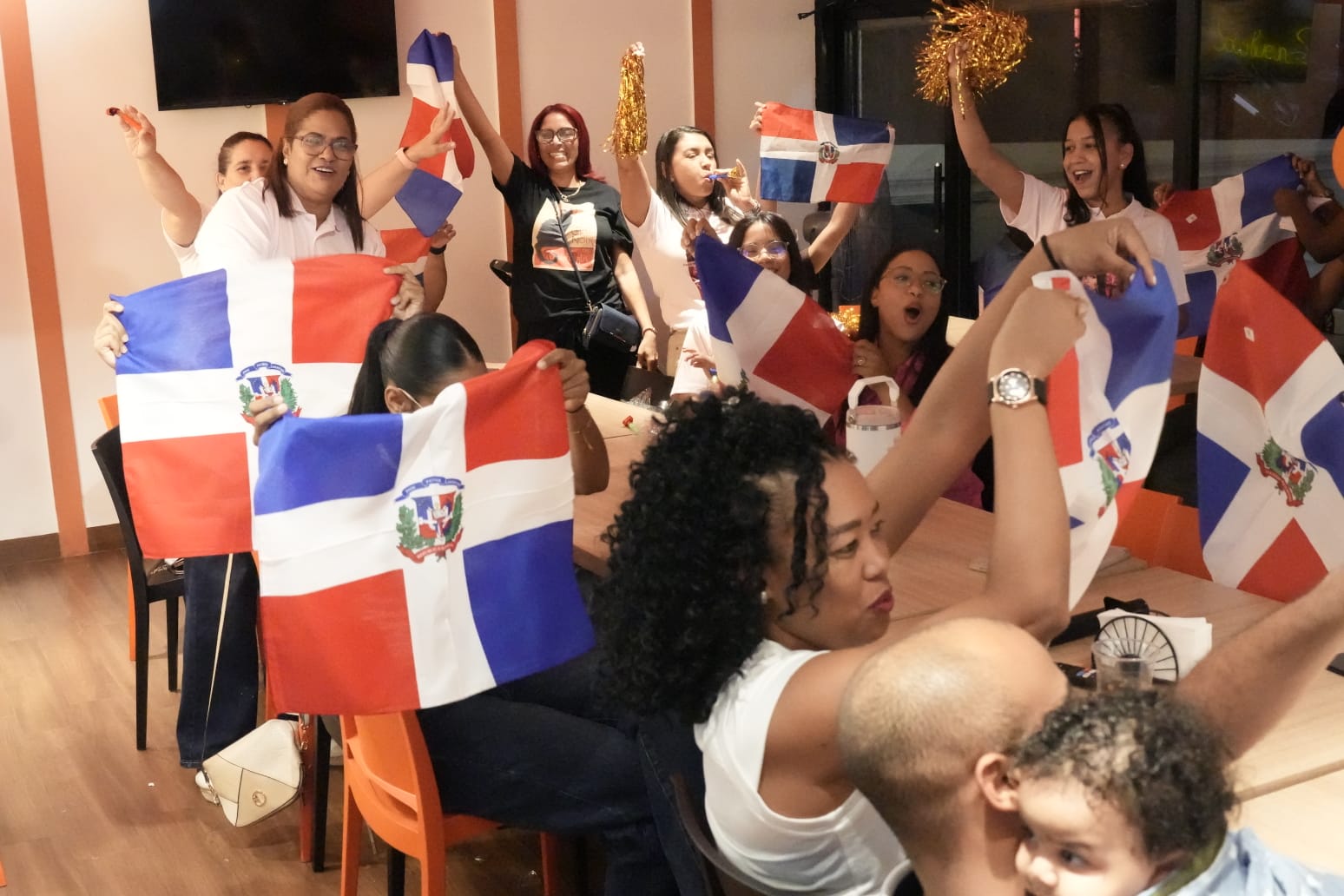 Con banderas, lágrimas y mucha emoción, así vive la familia