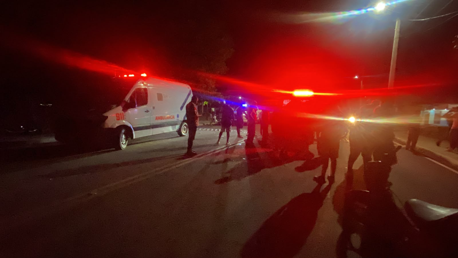 Ambulancia del 9-1-1 colisiona con un motorista