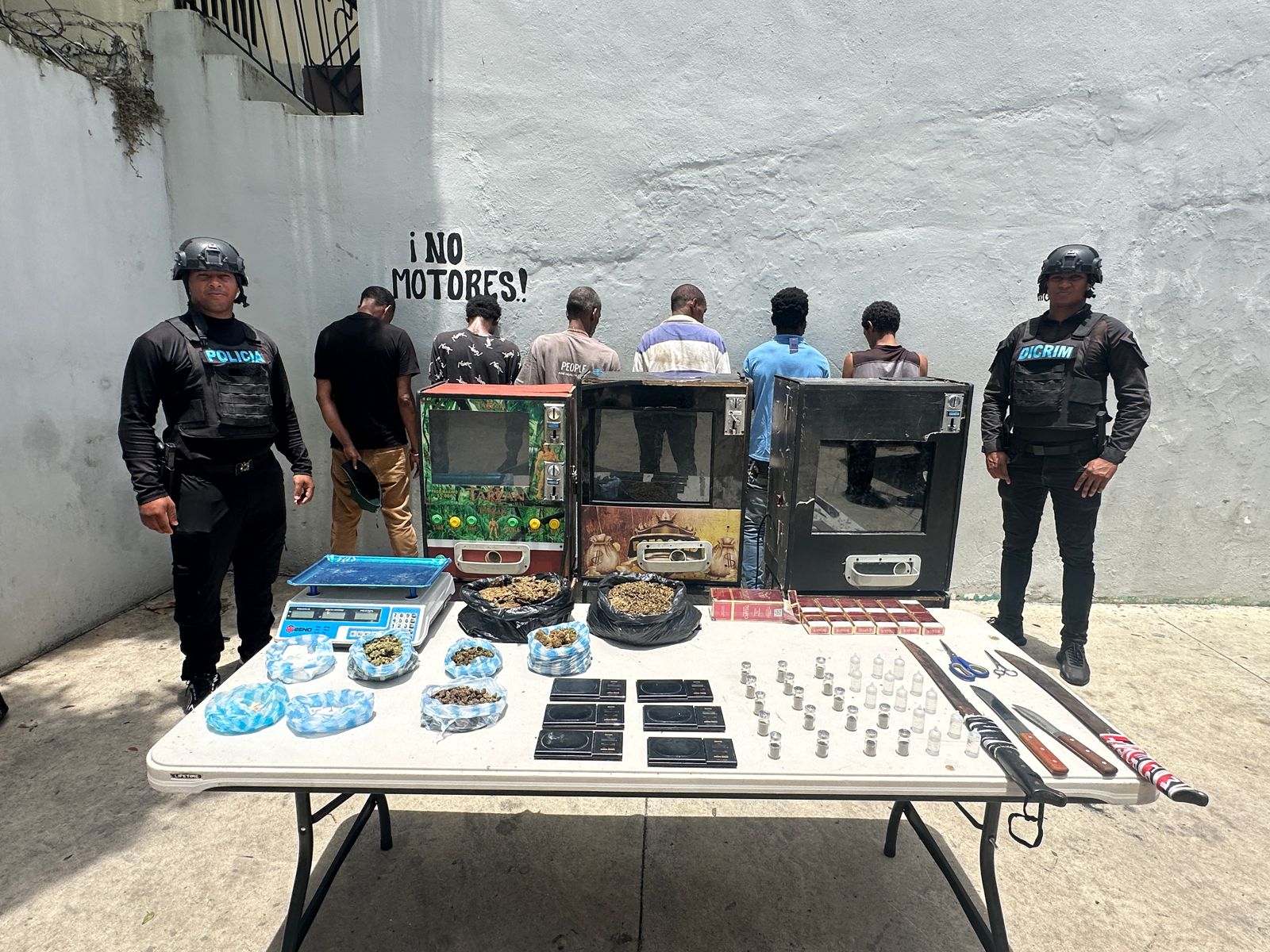 Policía incauta drogas, tragamonedas en Capotillo