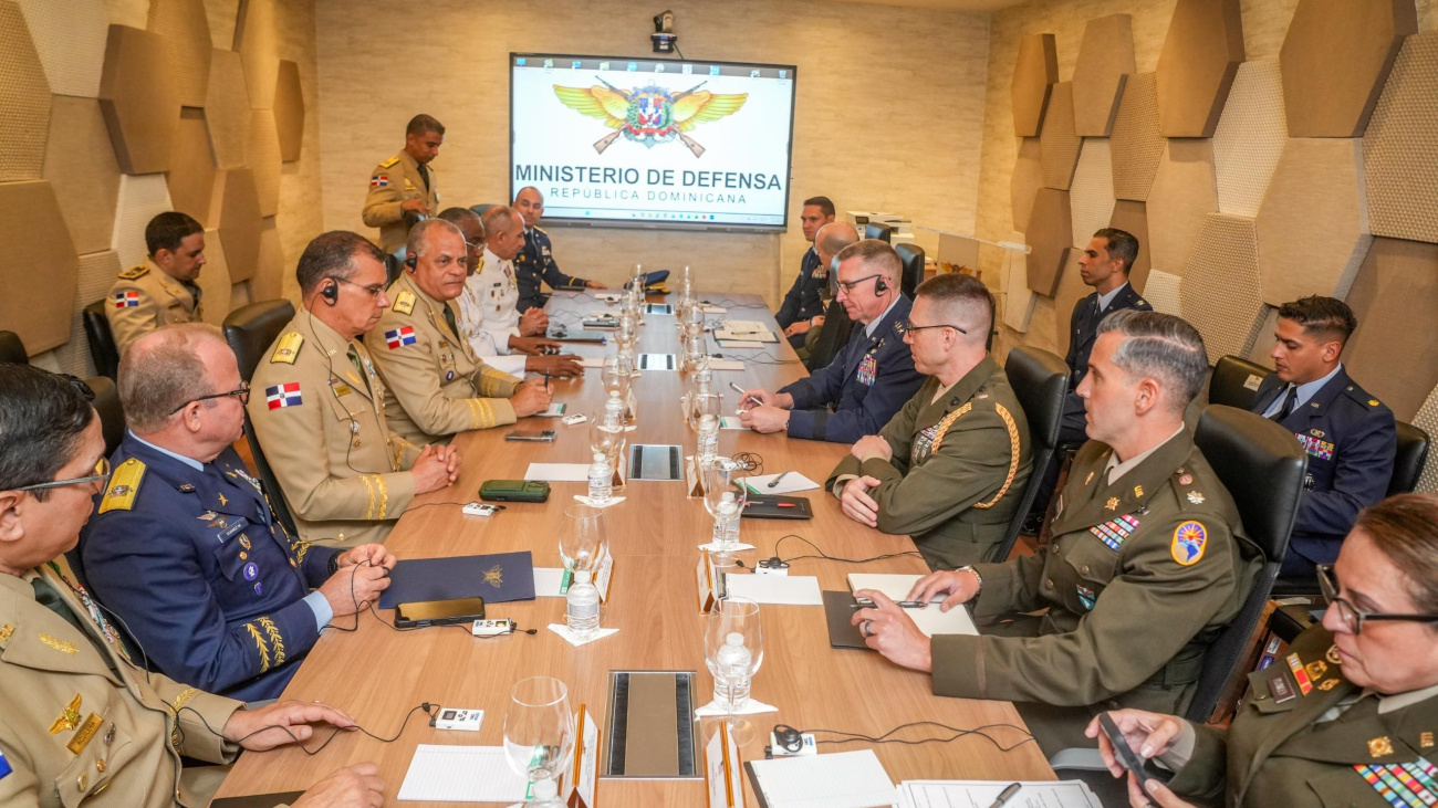 Ministro de Defensa se reúne con el Comando Sur