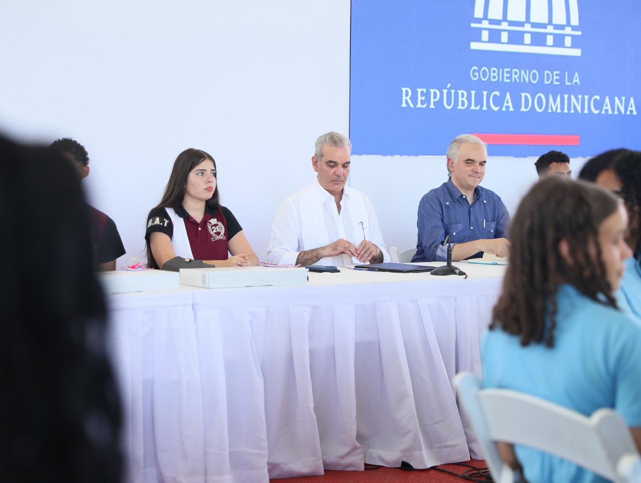 Abinader exhorta a estudiantes a prepararse en inglés