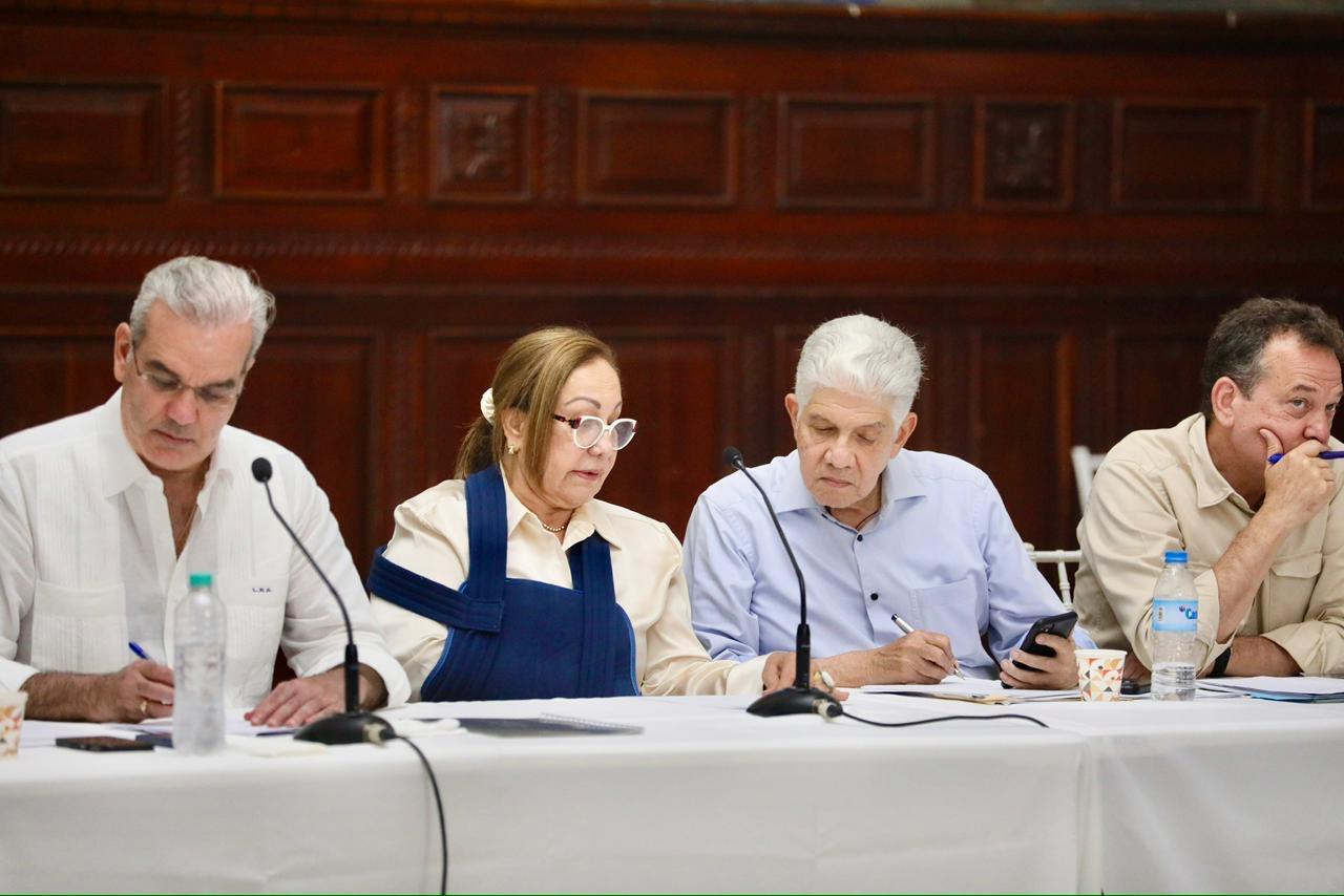 Abinader se reúne con líderes comunitarios