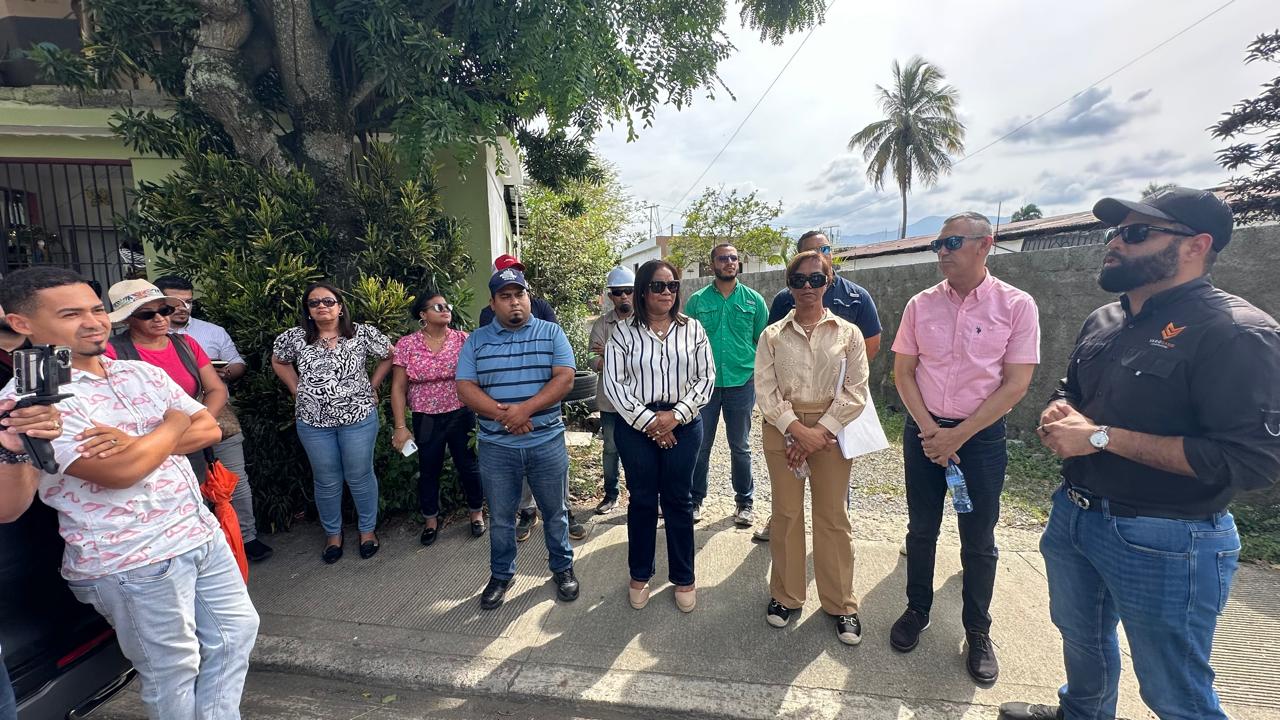 Gobernadora Adela Tejada y el CODIA inspeccionan terreno para nueva sede de la Defensa Civil en Bonao | De Último Minuto