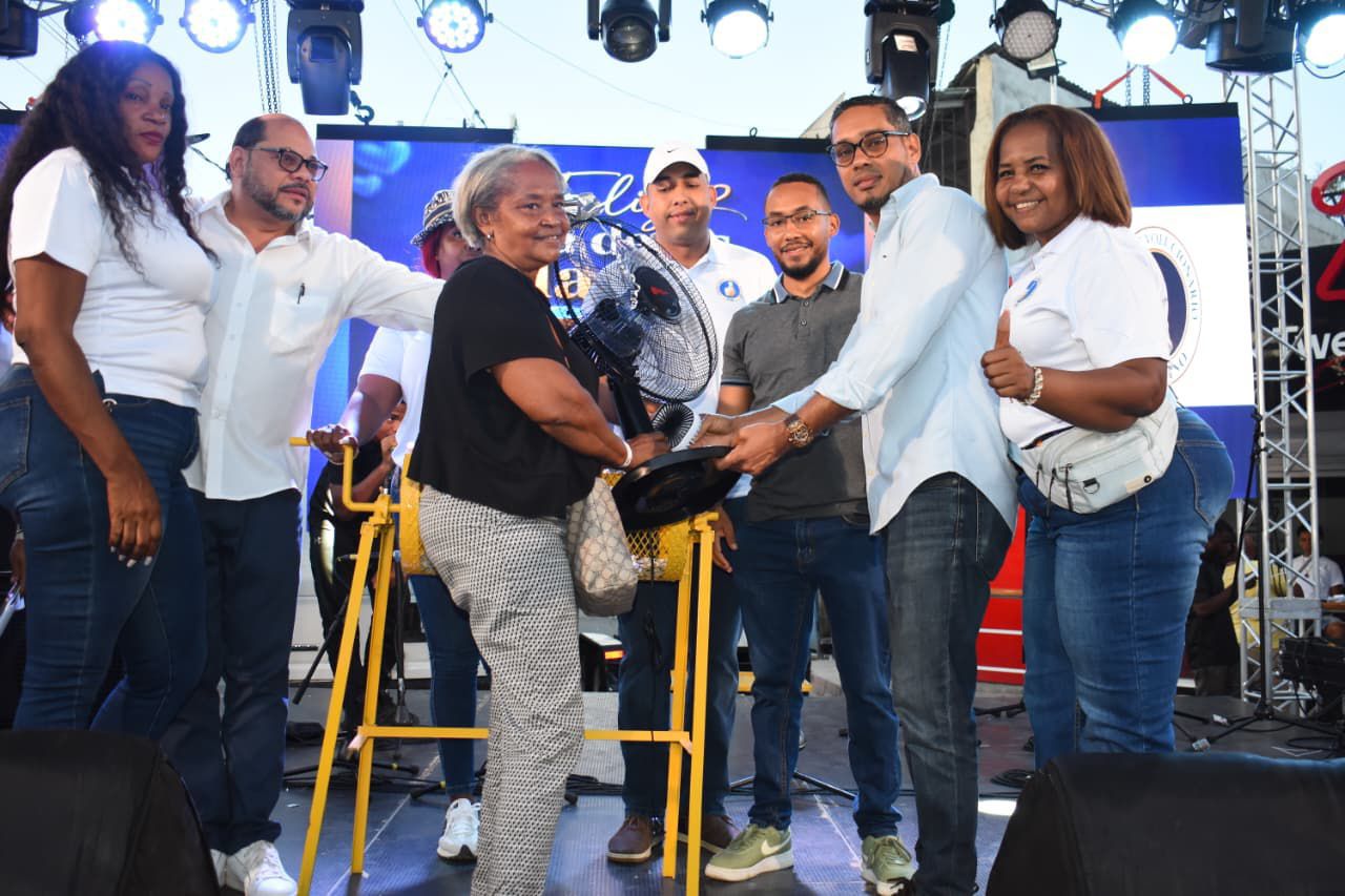 Madres participan en celebración organizada por vicealcalde Freilin Urbáez en San Luis