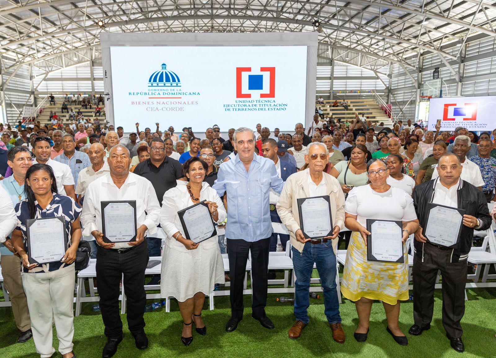 Abinader entrega 2,322 títulos en Domingo