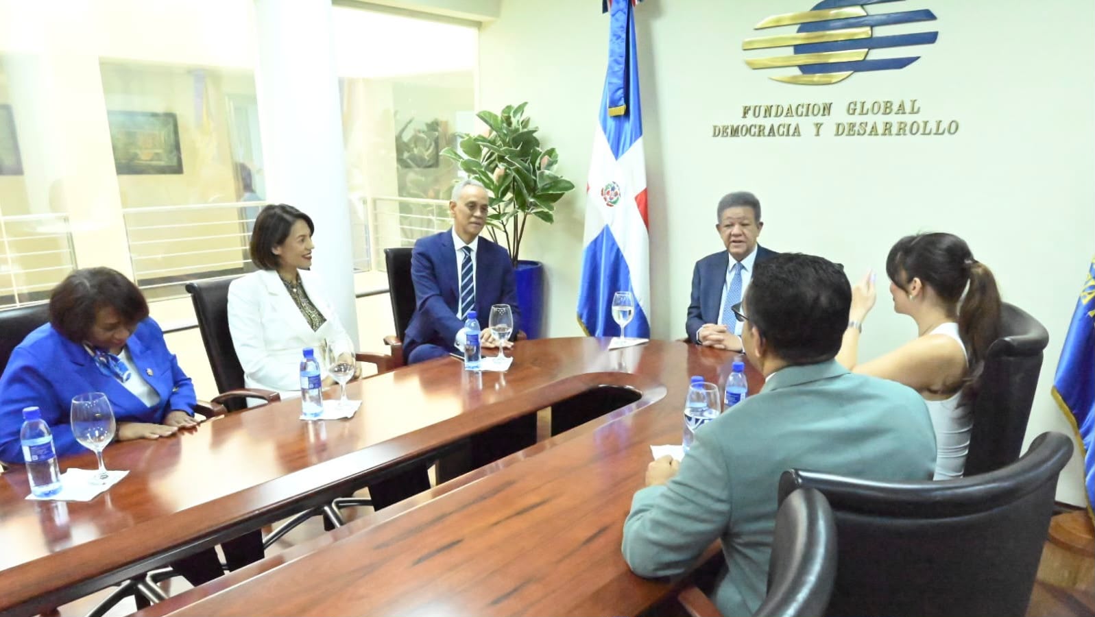 Fernández se reúne con presidenta del Parlacen