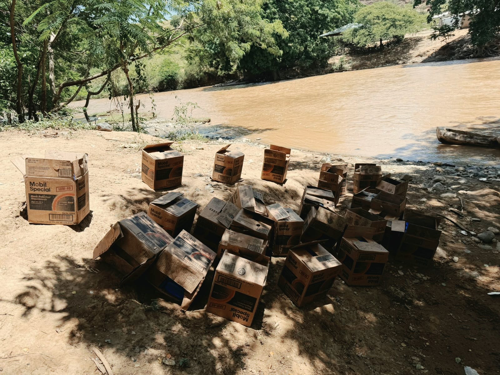 Ejército ocupa contrabando de aceite de motor introducido