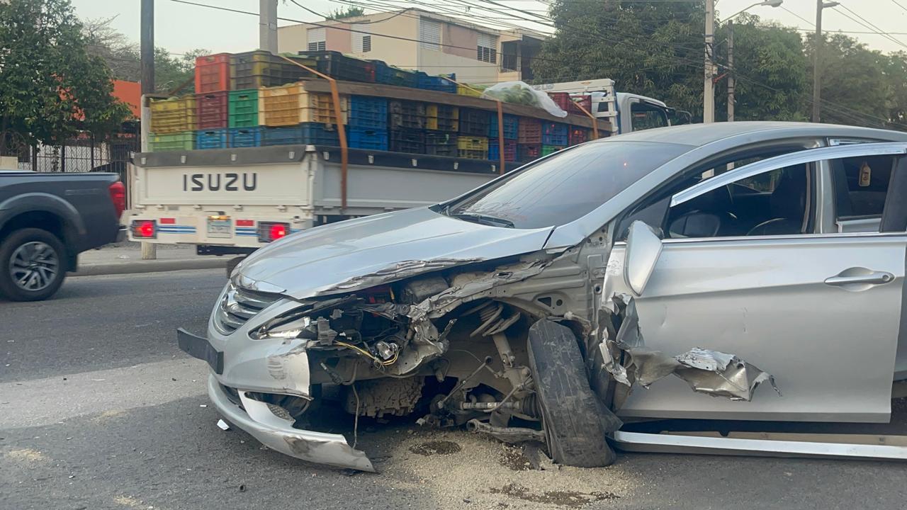 Aparatoso choque entre carro y camión grúa paraliza tránsito