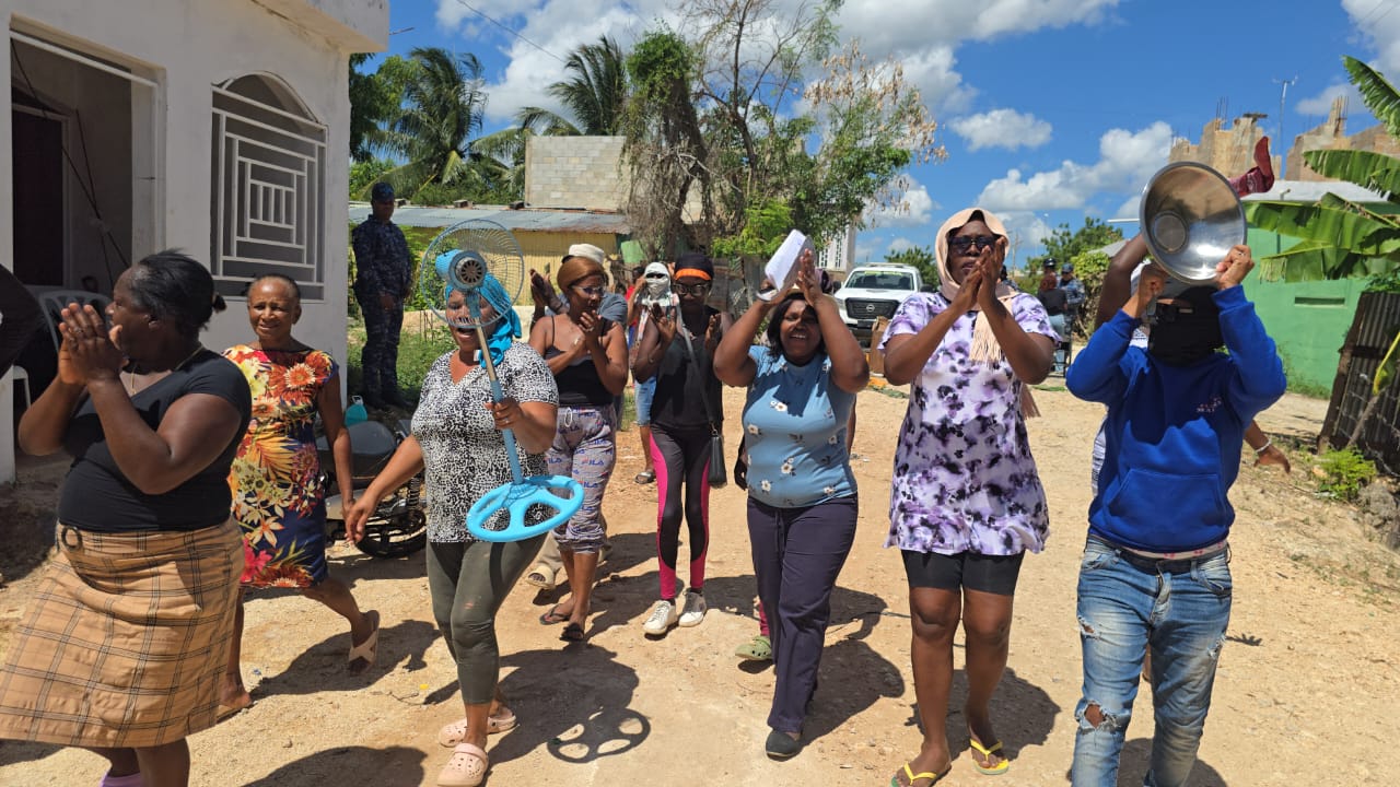 Residentes de Villa Progreso protestan por apagones
