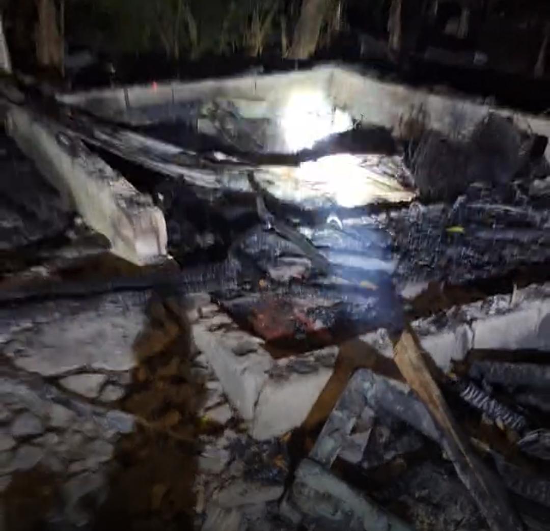 Vivienda resulta destruida por incendio en comunidad