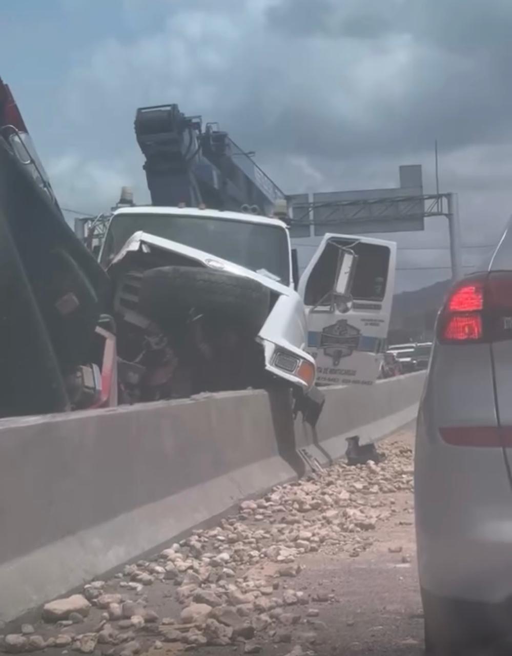 Accidente entre camión y grúa genera fuerte