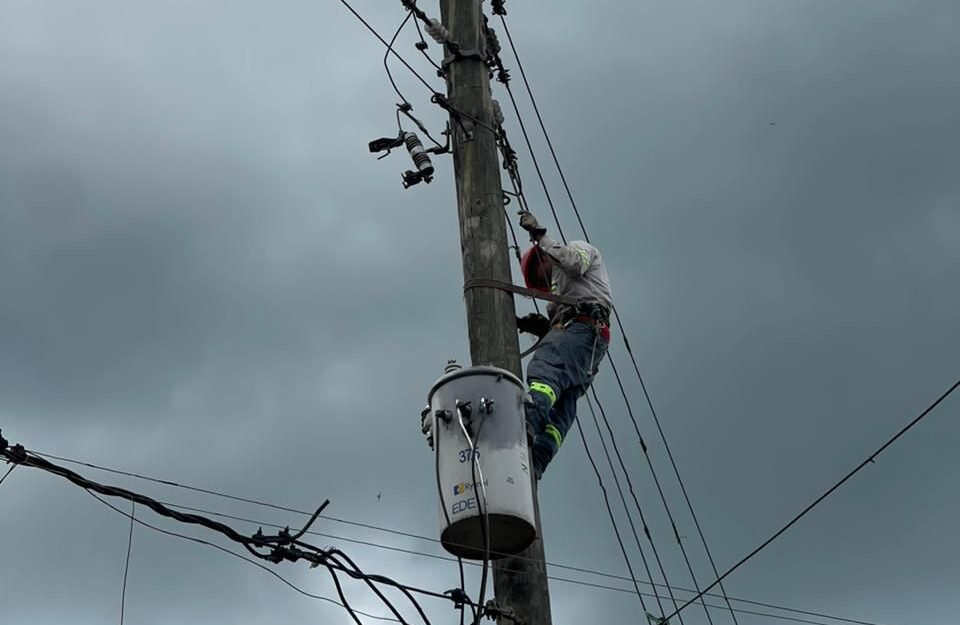 Edeeste fortalece el servicio eléctrico en Sierra Prieta