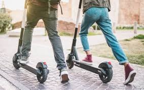 Menores no podrán manejar patinetas eléctricas en España