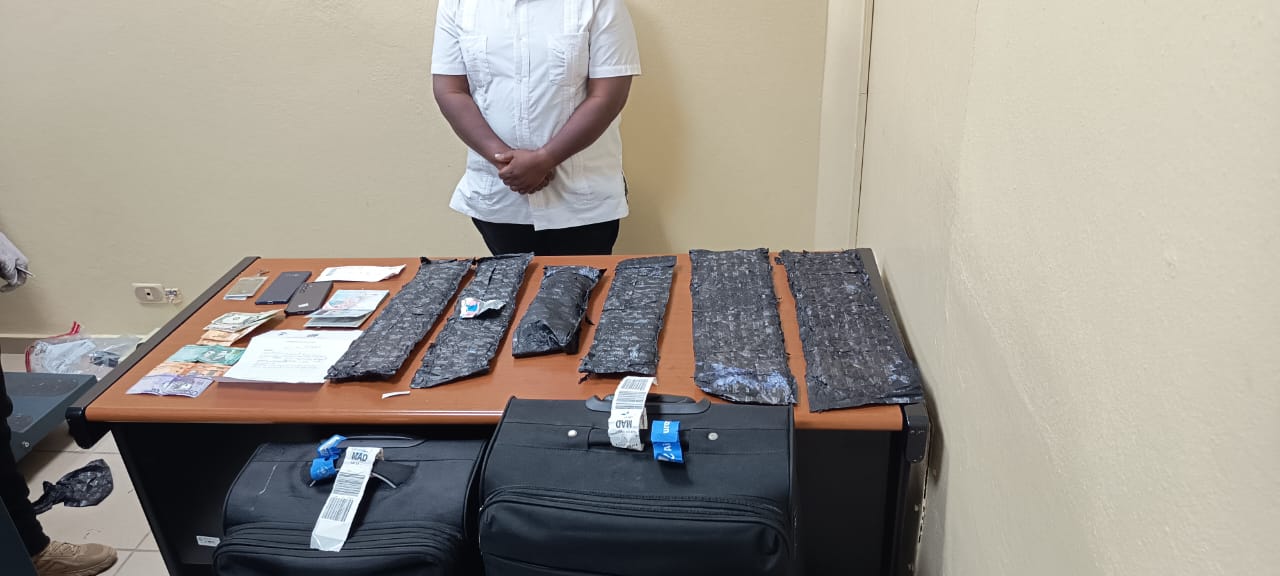 Capturan a extranjero en el Aeropuerto del Cibao con paquetes de presunta cocaína en su equipaje