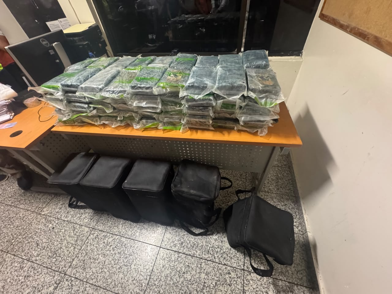 Ocupan en el AILA cinco bultos con 90 paquetes de cocaína