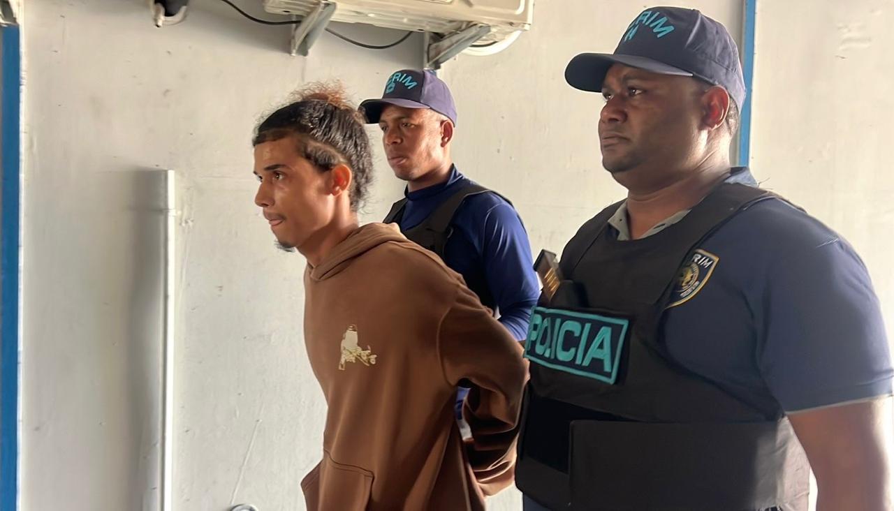 Trasladan a “El Pollito”, acusado de la muerte de un amigo en Santiago