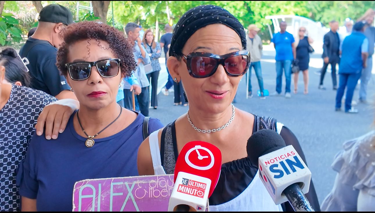 Fanáticos de Alex Bueno abarrotan el Teatro Nacional