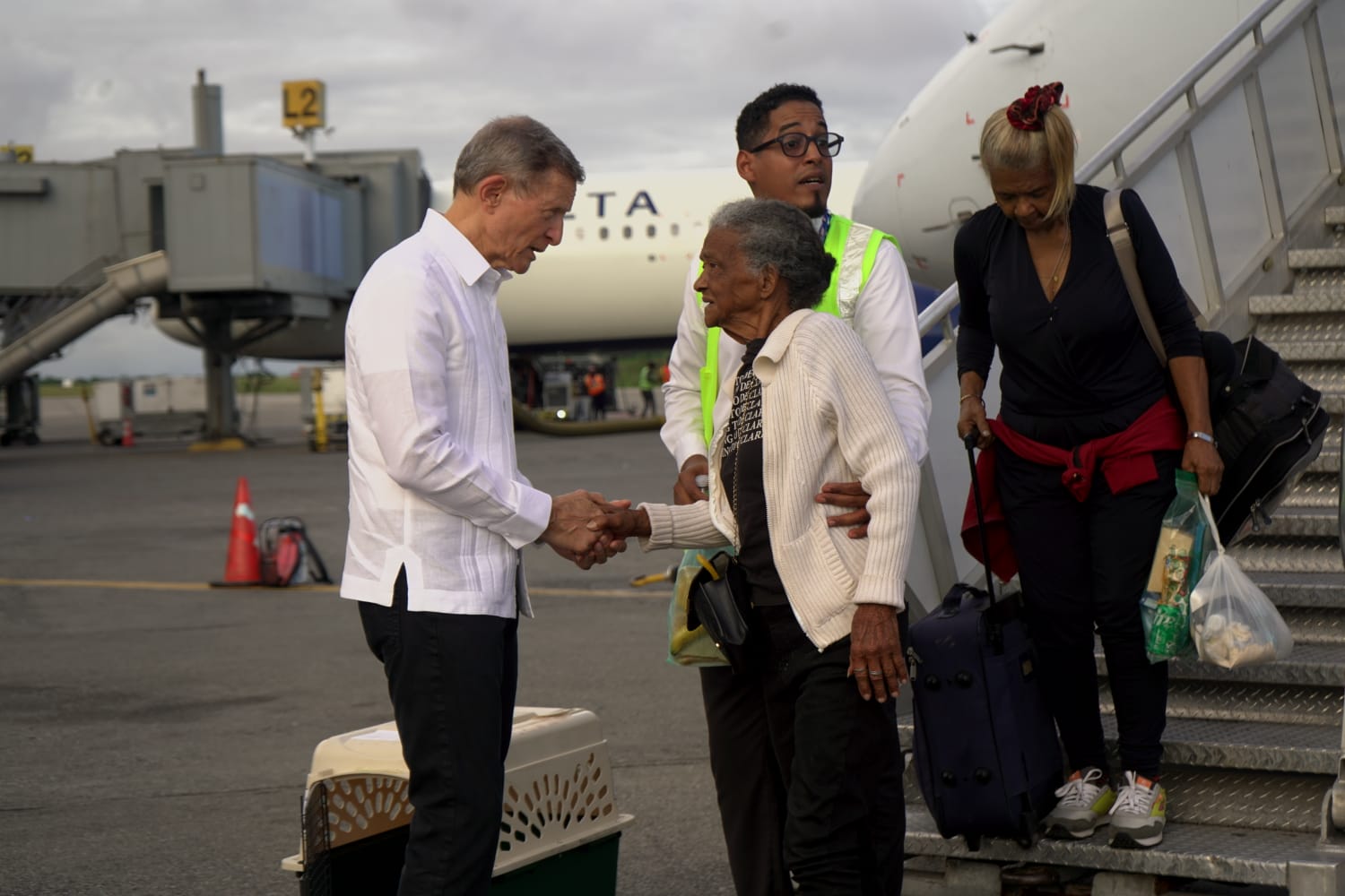 Llegan dominicanos repatriados tras terremoto en Venezuela