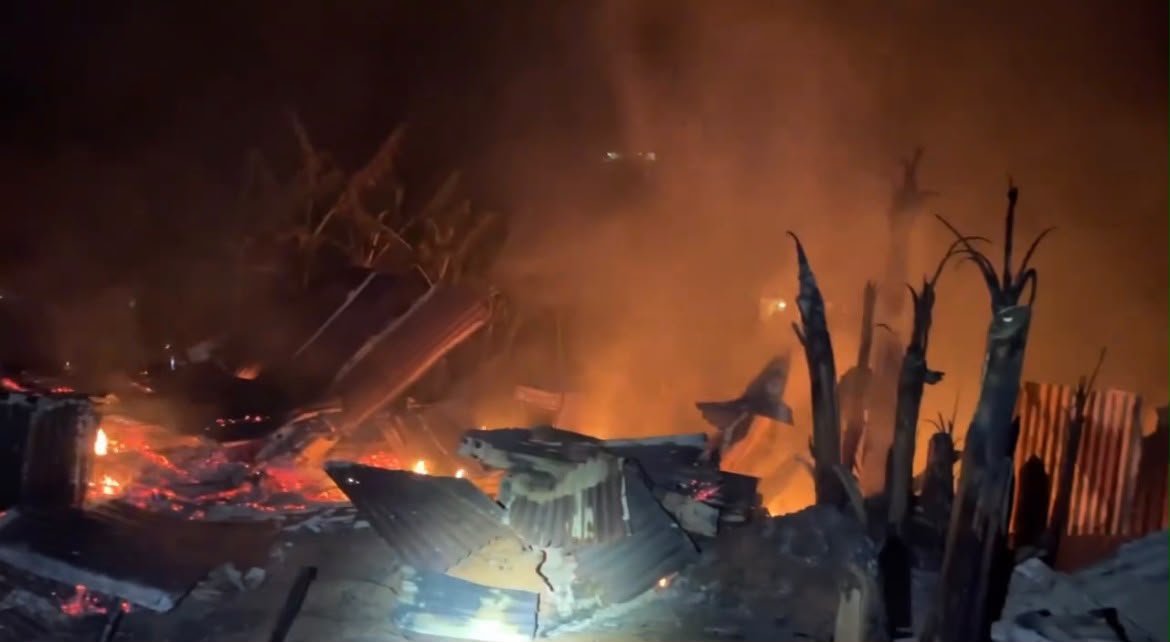 Incendio destruye al menos 7 viviendas en sector