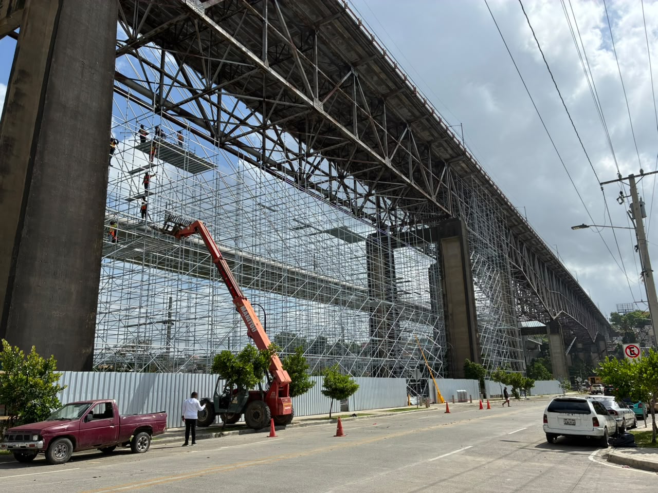 Residentes de Los Guandules destacan avances puente de la 17