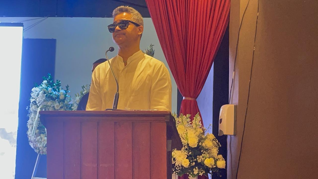Carlos David rompe en llanto al despedir a Alex Bueno