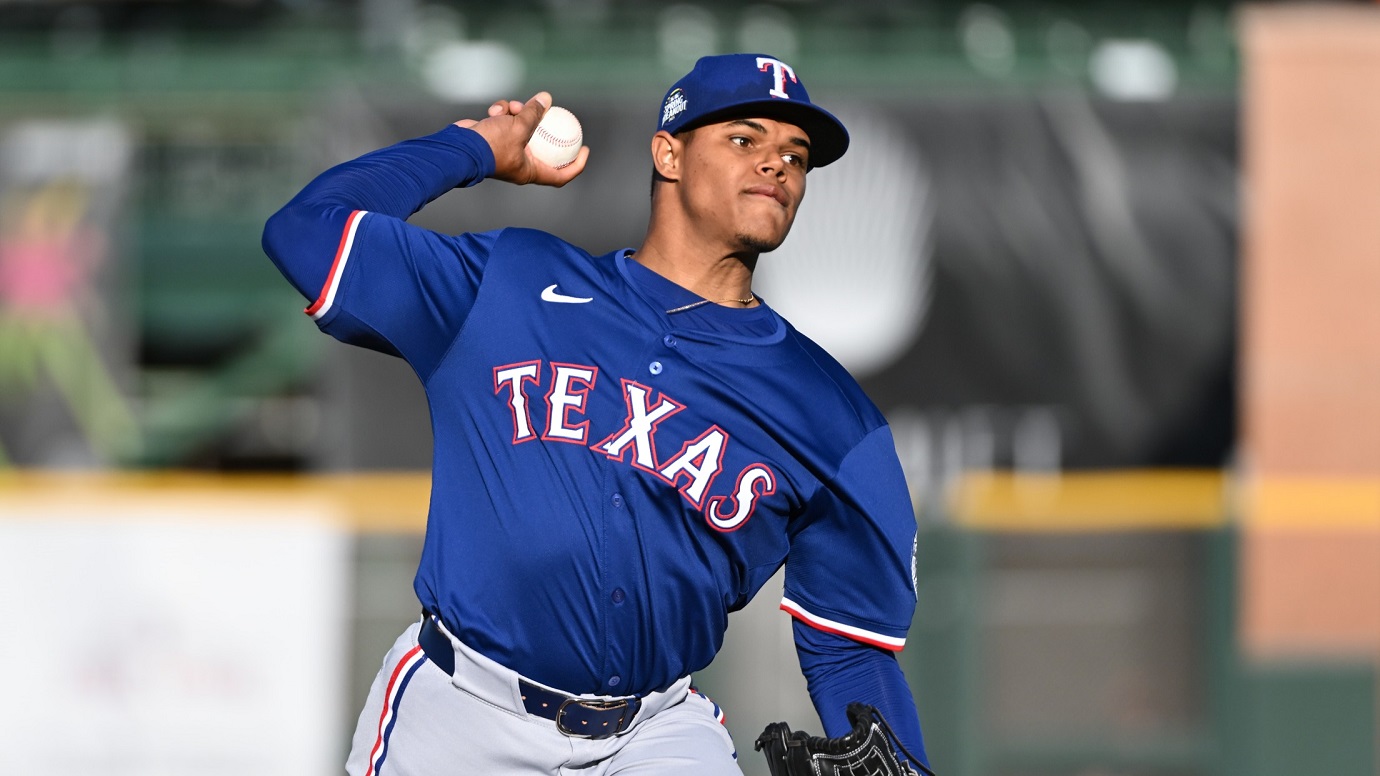 Rangers ascienden a las Mayores al novato dominicano Winston Santos