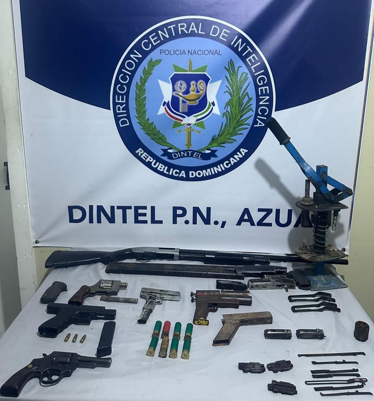 DINTEL ocupa armas de fuego y detiene a tres personas