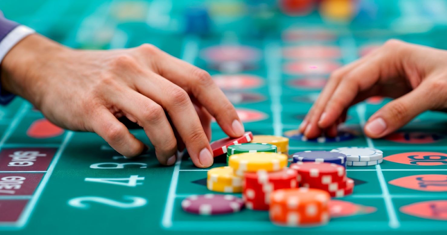 Aumento de impuestos a casinos y bancas podría afectar esfuerzos de formalización, advierte especialista