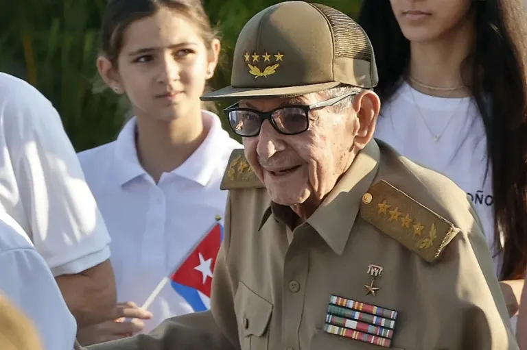 Raúl Castro aparece por primera vez en un acto público