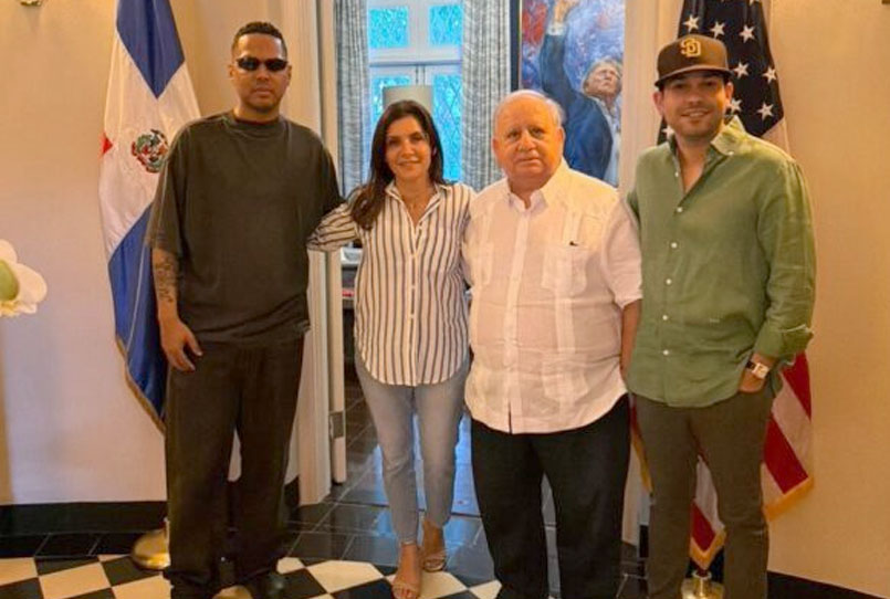 Santiago Matías y Leah Campos visitan al doctor Fadul